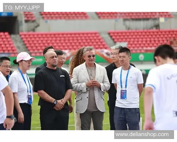 足球明星联袂登场时装秀展现运动与时尚完美结合的魅力与风采